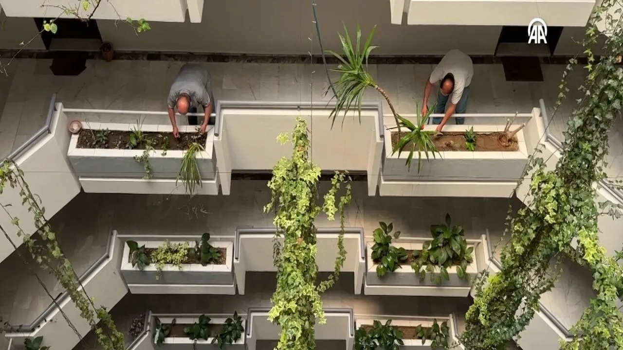 İzmir’de 30 Yıllık Bir Emek! Görevli Olarak Başladıkları Apartmanı Botanik Bahçeye Çevirdiler - Antalya Haber