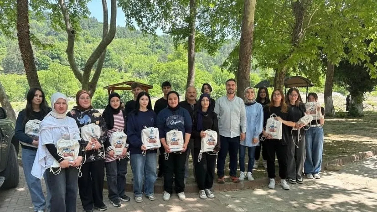 Geleceğe Güçlü Bir Destek: Başkan Bozkurt'tan Üniversite Yolundaki Gençlere Kitap Desteği - Antalya Haber