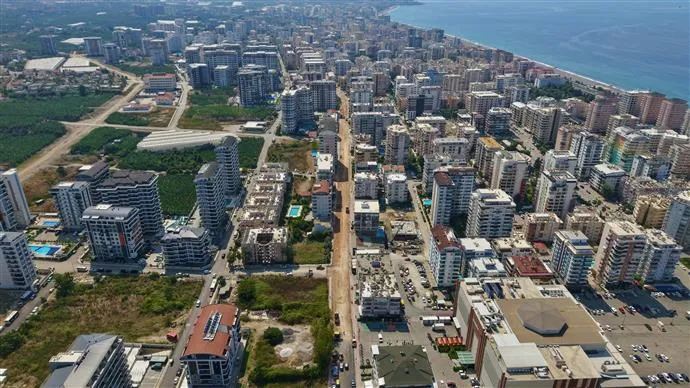 Mahmutlar Atatürk Caddesi’nde Sıcak Asfalt Çalışmaları Hızla İlerliyor