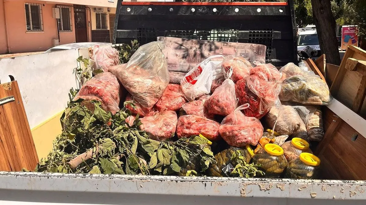 Antalya'da Gıda Deposuna Denetim: 152 Kilo Et ve 20 Bidon Turşuya El Konuldu - Antalya Haber