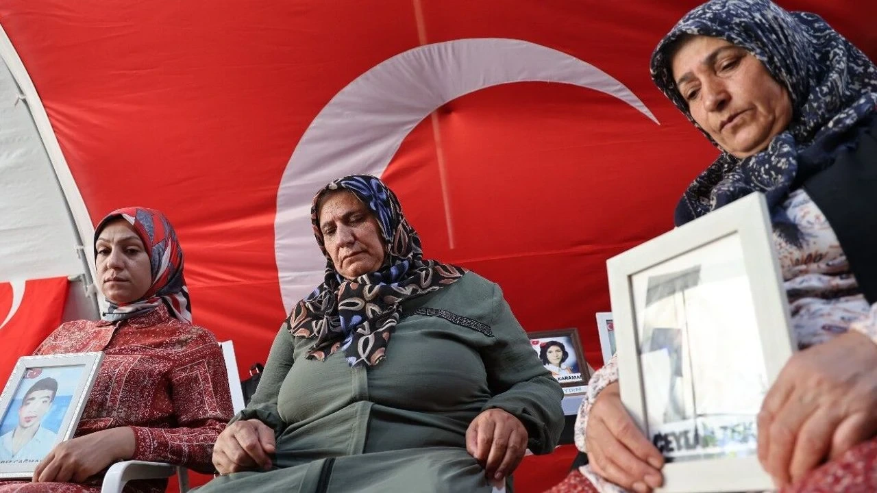 Diyarbakır Anneleri Pkk ve Uzantısı Ypg-sdg'nin Feshini Değerlendirdi - Antalya Haber