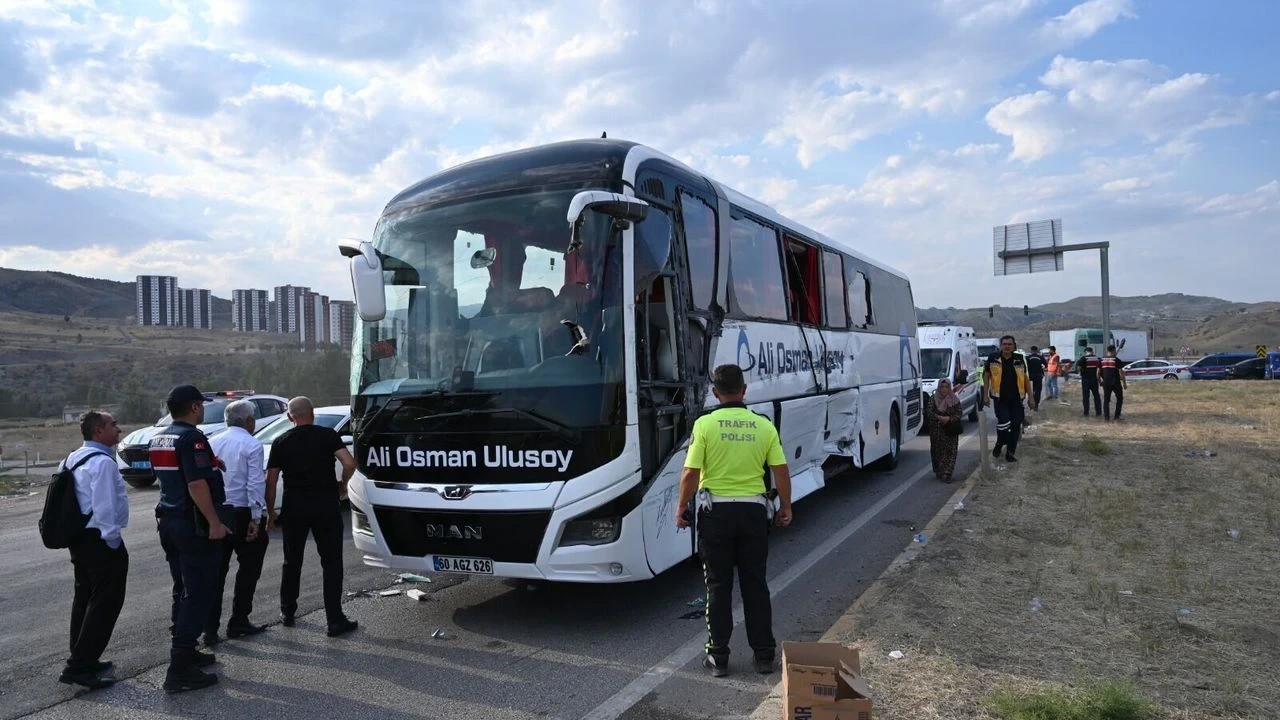 Tır, Yolcu Otobüsü ve Kamyonet Birbirine Girdi: Kara Yolu Trafiğe Kapandı - Antalya Haber