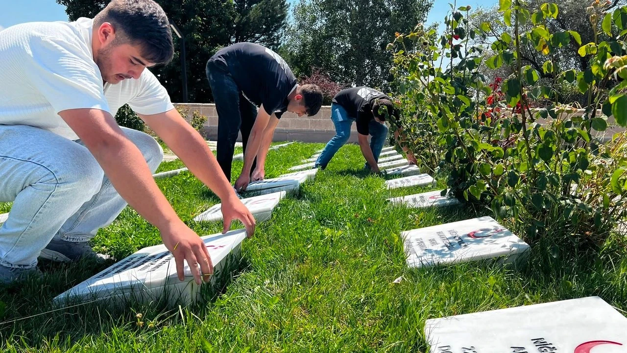 Öğrenciler 510 Şehit Mezarının Taşını Yenilediler - Antalya Haber