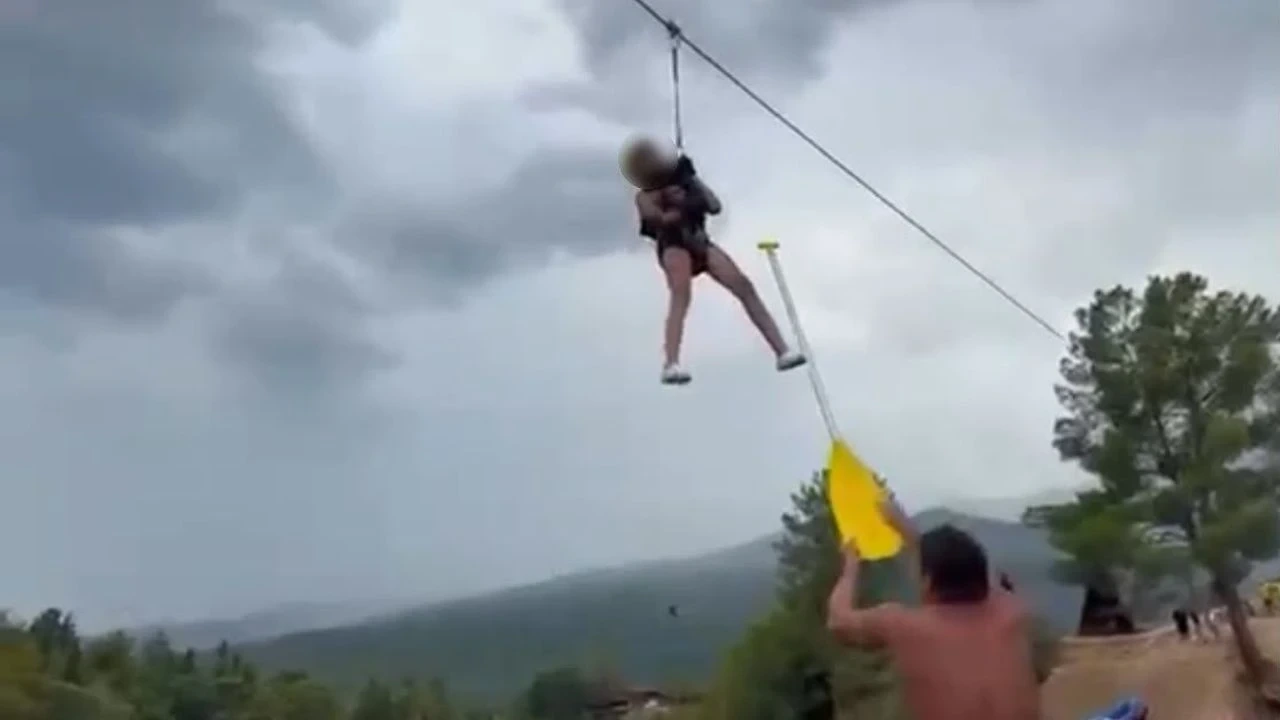 Kanyonda Ziplinede Asılı Kalan Turist Çocuğu Rafting Rehberi Kurtardı - Antalya Haber
