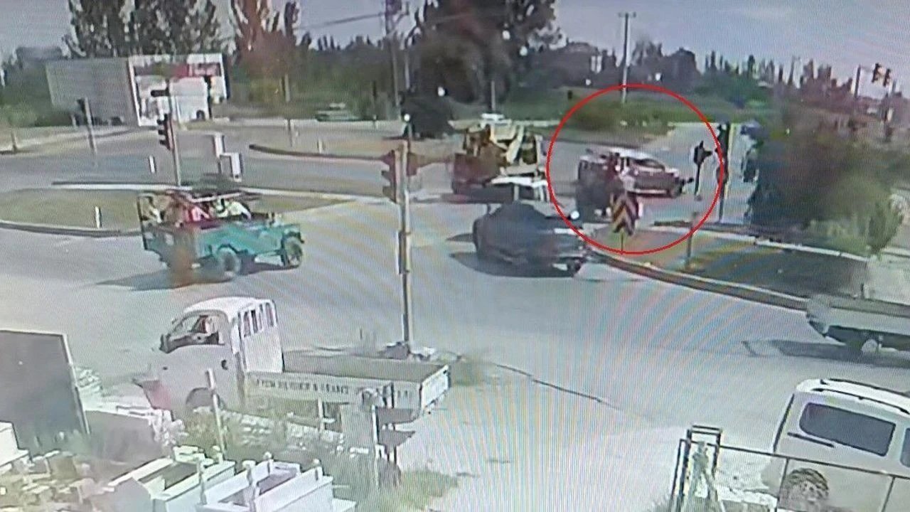 Antalya'da Kırmızı Işık İhlali Kazayla Sonuçlandı