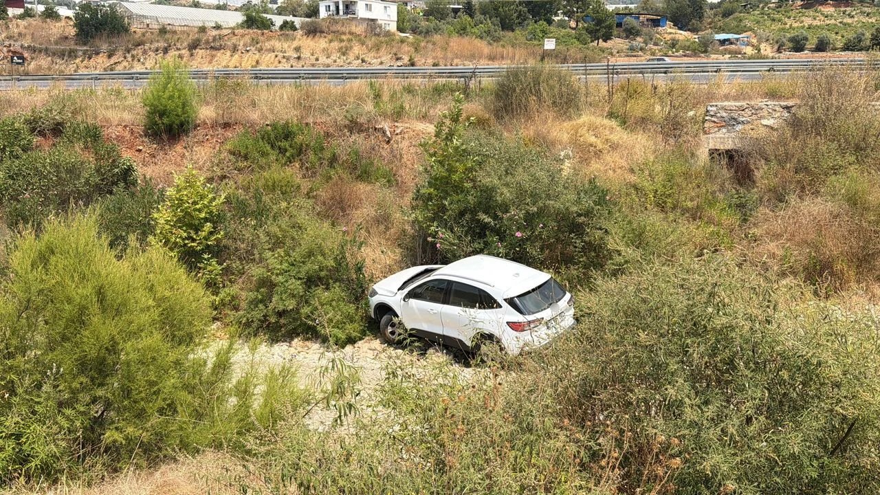 Antalya'da Otomobil Dereye Uçtu