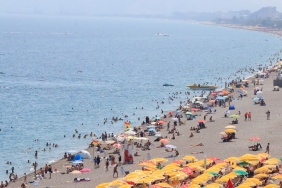 Antalya'da Sahiller Doldu Taştı