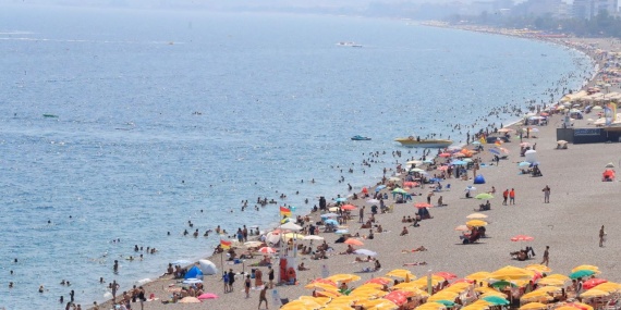 Antalya’da Sahiller Doldu Taştı