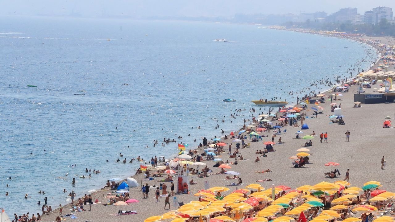 Antalya'da Sahiller Doldu Taştı