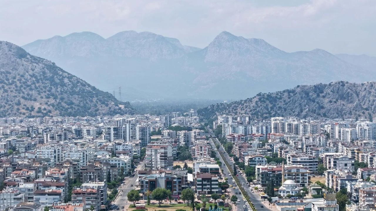 Antalya'da Sıcak Ve Nem Bunalttı