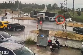 Antalya'da Tırın Otomobili Sürükleyip Takla Attırdığı Anlar Kamerada: 3 Yaralı