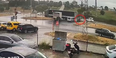 Antalya'da Tırın Otomobili Sürükleyip Takla Attırdığı Anlar Kamerada: 3 Yaralı