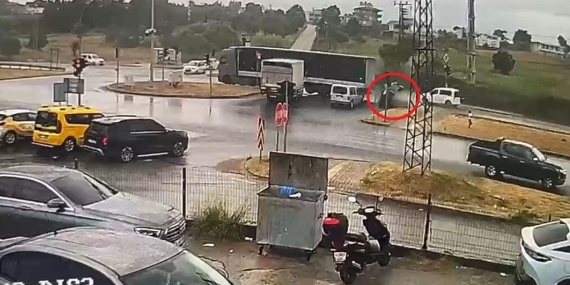 Antalya’da Tırın Otomobili Sürükleyip Takla Attırdığı Anlar Kamerada: 3 Yaralı