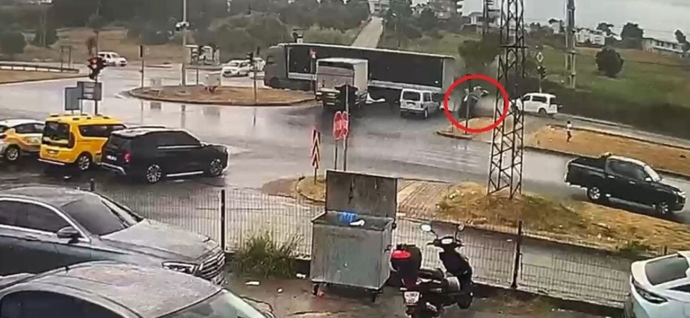 Antalya'da Tırın Otomobili Sürükleyip Takla Attırdığı Anlar Kamerada: 3 Yaralı
