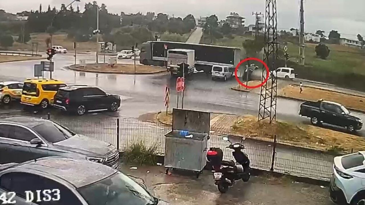 Antalya'da Tırın Otomobili Sürükleyip Takla Attırdığı Anlar Kamerada: 3 Yaralı