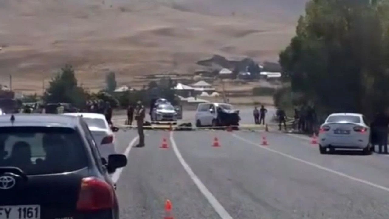 Araçlar Kafa Kafaya Çarpıştı: 2 Ölü, 9 Yaralı