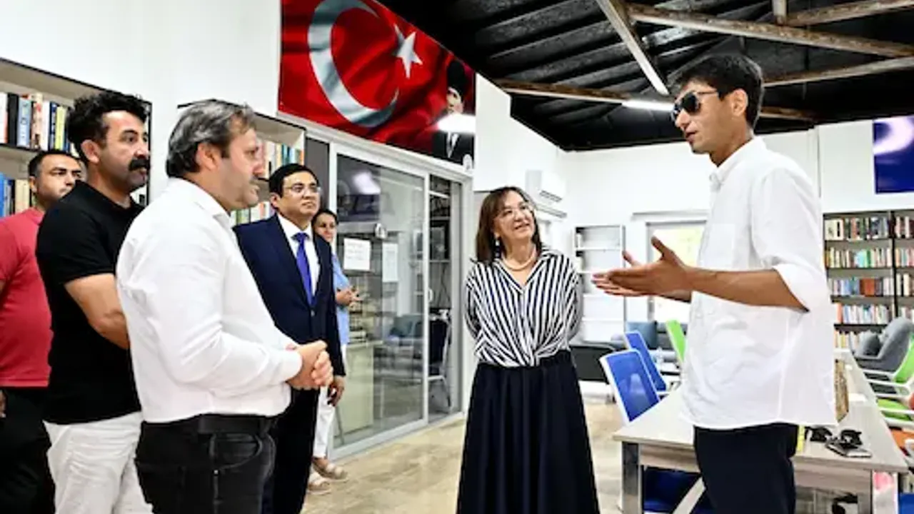 Aytmatov’un Ailesi Antalya’da: Kütüphaneye Yayımlanmamış Eserler Bağışlandı