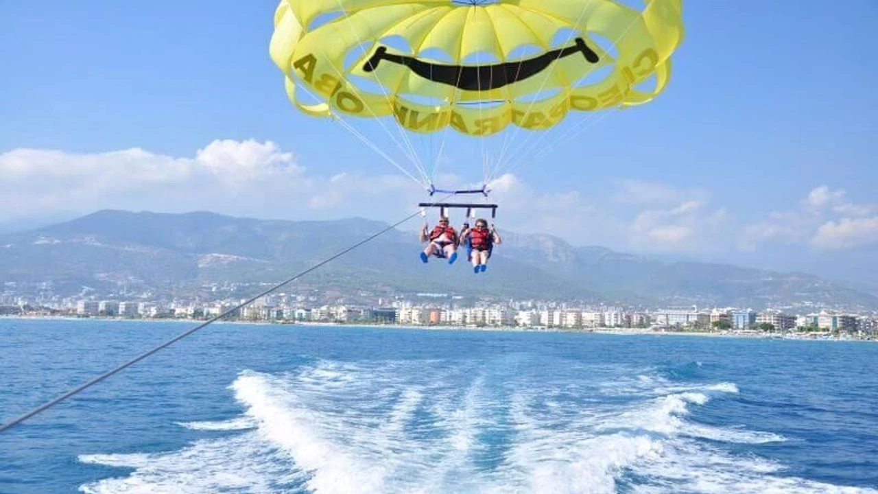 Deniz Paraşütü Sahile Düştü: 2 Yaralı
