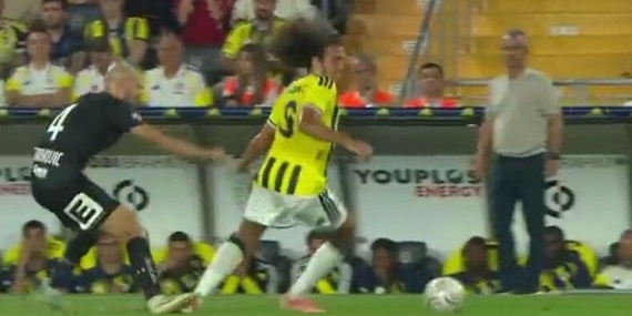Fenerbahçe Bu Pozisyonda Kırmızı Kart Bekledi! Pozisyonu İzle