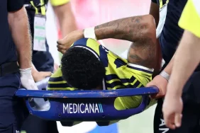 Fenerbahçe'ye Yıldız Oyuncudan Kötü Haber! Maça Devam Edemedi
