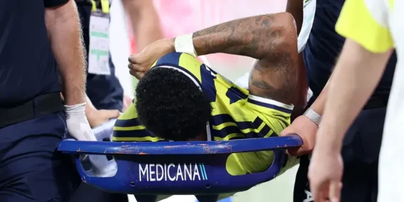 Fenerbahçe'ye Yıldız Oyuncudan Kötü Haber! Maça Devam Edemedi