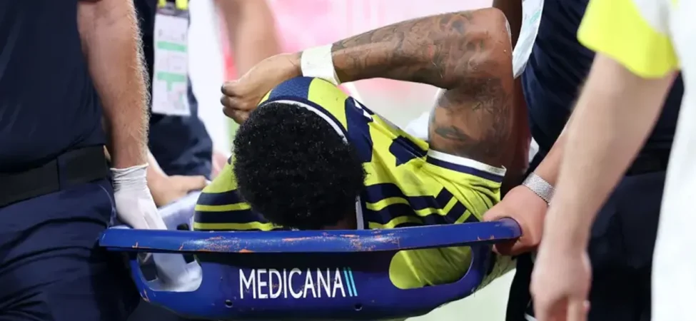 Fenerbahçe'ye Yıldız Oyuncudan Kötü Haber! Maça Devam Edemedi