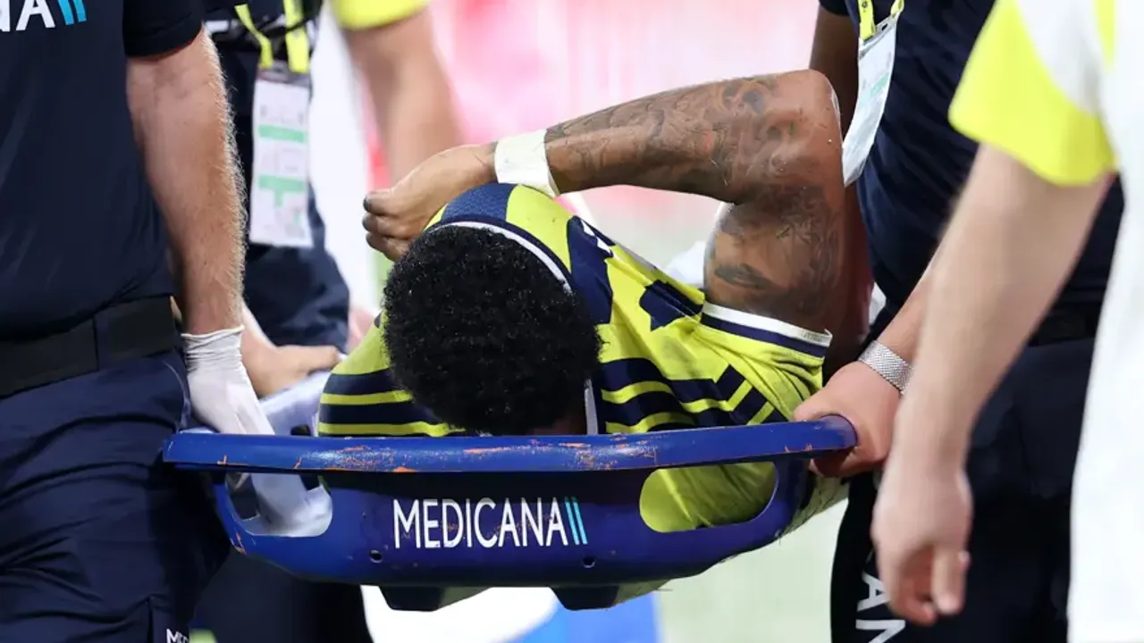 Fenerbahçe'ye Yıldız Oyuncudan Kötü Haber! Maça Devam Edemedi
