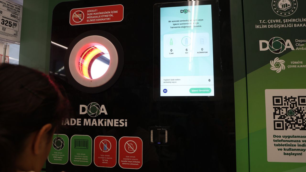 Öğrenciler Çevreyi Temizleyip Harçlıklarını Geri Dönüşümden Çıkarıyor