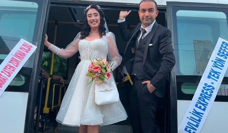 Öğretmen Çift, Dolmuşu Gelin Arabası Yaptı