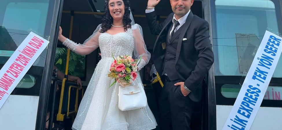 Öğretmen Çift, Dolmuşu Gelin Arabası Yaptı