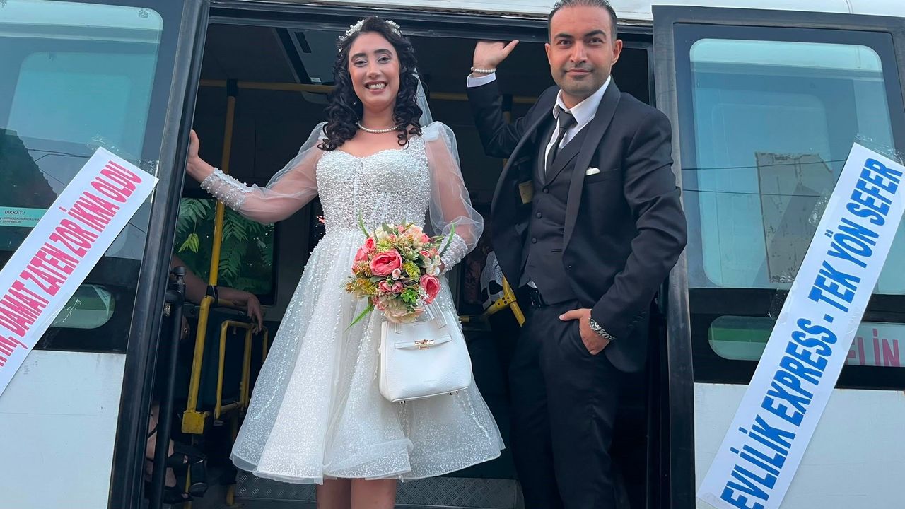 Öğretmen Çift, Dolmuşu Gelin Arabası Yaptı