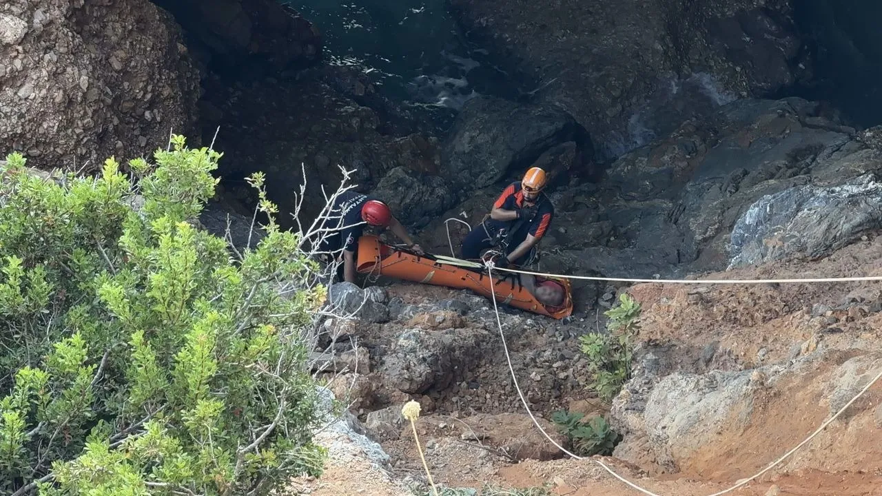 Alanya’da Deniz Keyfi Hastanede Bitti: Kayalıklarda Mahsur Kaldı - Antalya Haber