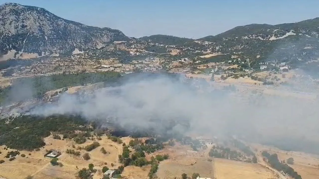 Antalya’da Yangın Ormana Sıçradı! 4 Helikopter ve Uçak Görevde - Antalya Haber