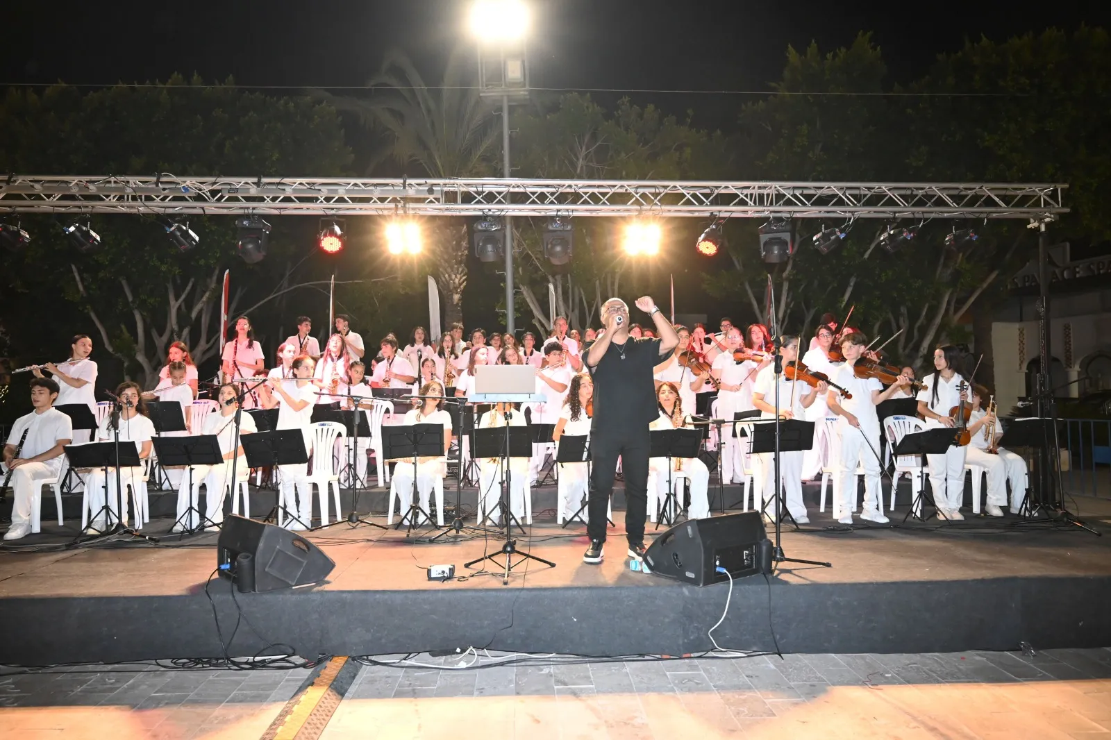 Kemer Belediyesi Cumhuriyet Orkestrası Sahne Aldı