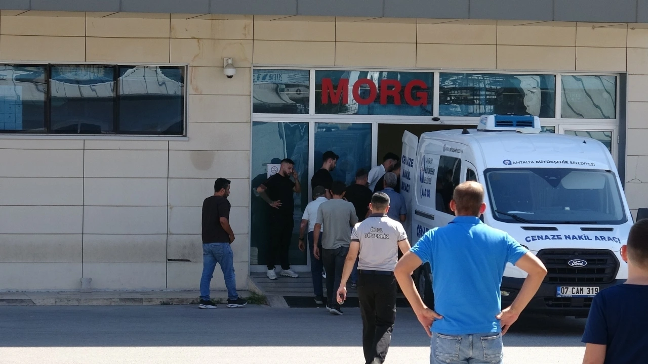 Aksu’da TIR’la Otomobil Çarpıştı: 72 Yaşındaki Yolcu Hayatını Kaybetti - Antalya Haber
