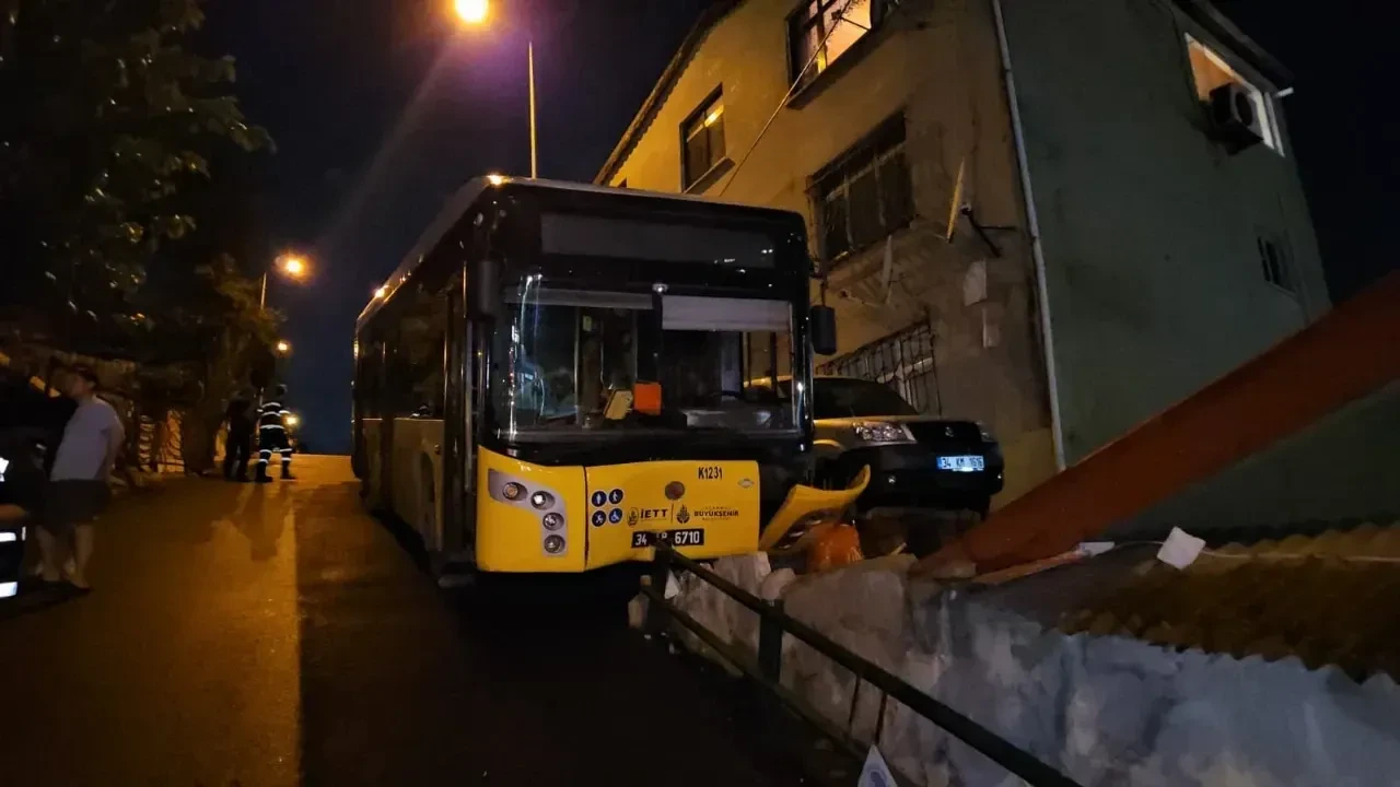 Sarıyer’de Yağmur Sonrası İett Otobüsü Kaydı - Antalya Haber