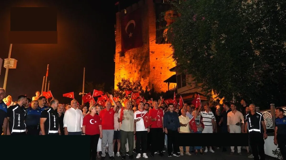 Alanya'da 30 Ağustos Zafer Bayramı Coşkusu: Fener Alayı ve Gülşen Konseriyle Unutulmaz Gece - Antalya Haber