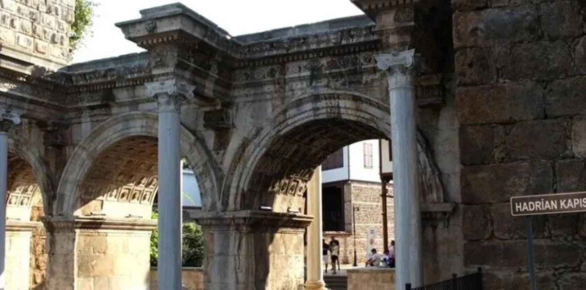 1900 Yıllık Mirası Taşıyor: Antalya'daki Gizemli Kapı