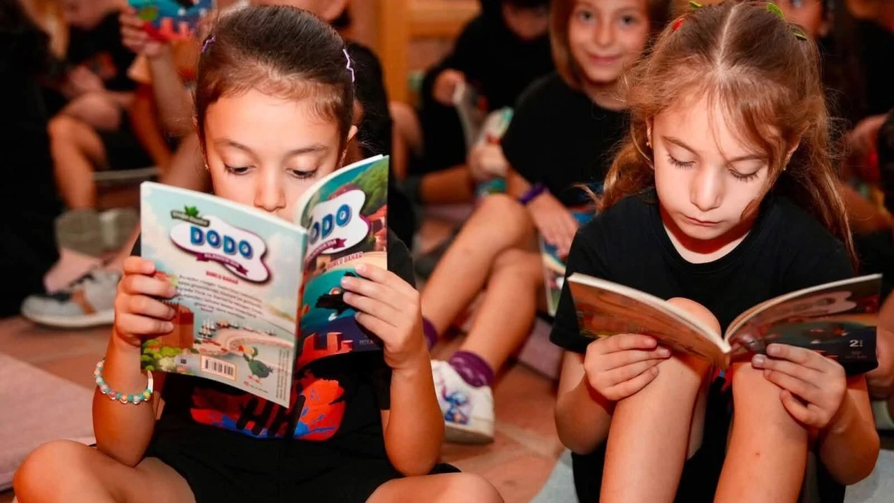 Alanya'da Kitap Şöleni Başladı: Minik Okurlar Kızılkule'de Yazarla Buluştu - Antalya Haber