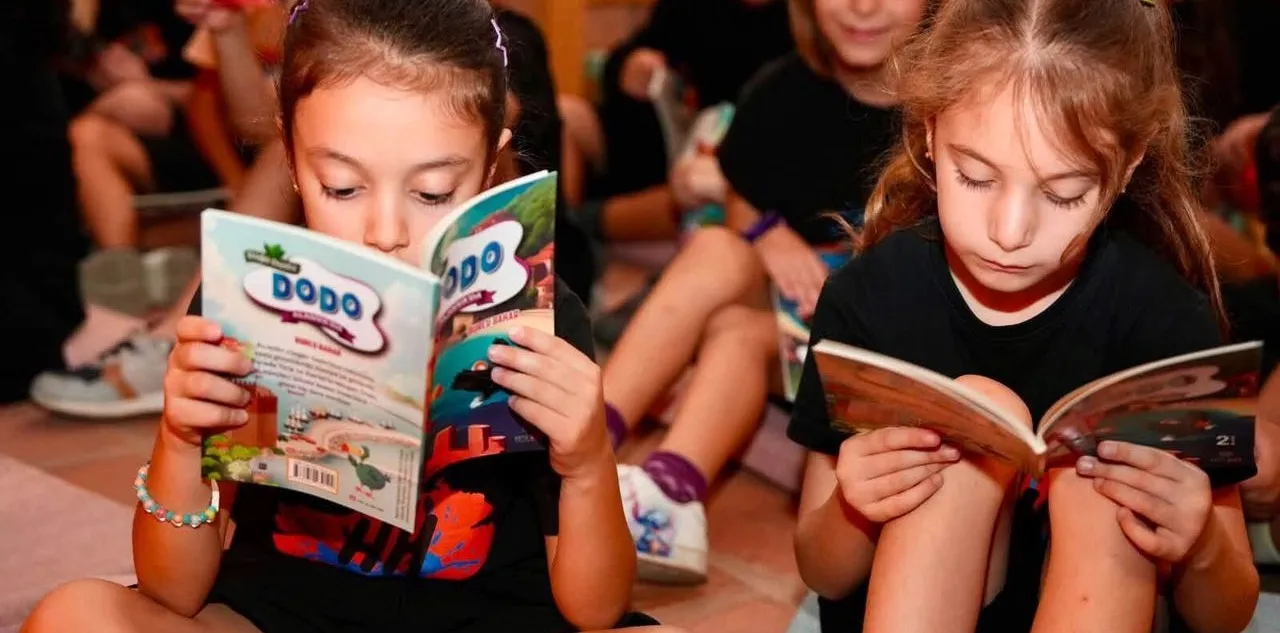 Alanya'da Kitap Şöleni Başladı: Minik Okurlar Kızılkule'de Yazarla Buluştu