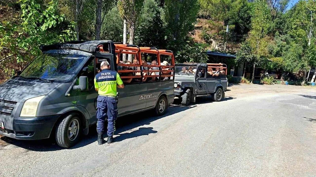 Alanya'da Safari Araçlarına Yönelik Denetimlerde 3 Araca 32 Bin Tl Ceza - Antalya Haber