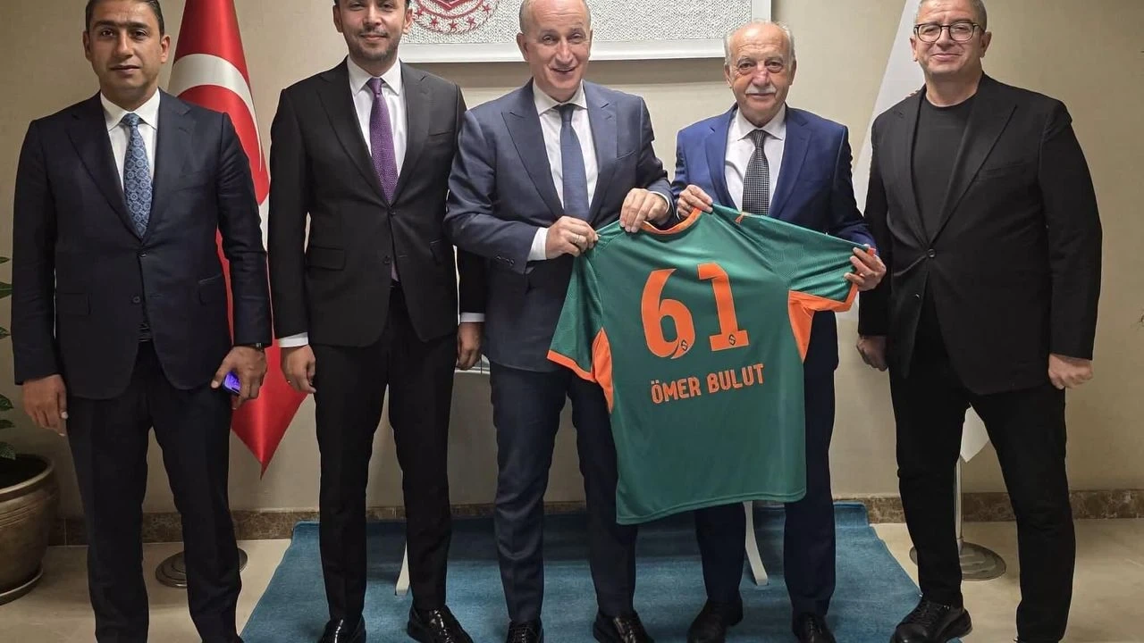 Alanyaspor Yönetiminden Ankara Çıkarması: Bakan Yardımcısı Bulut'a Özel Forma - Antalya Haber