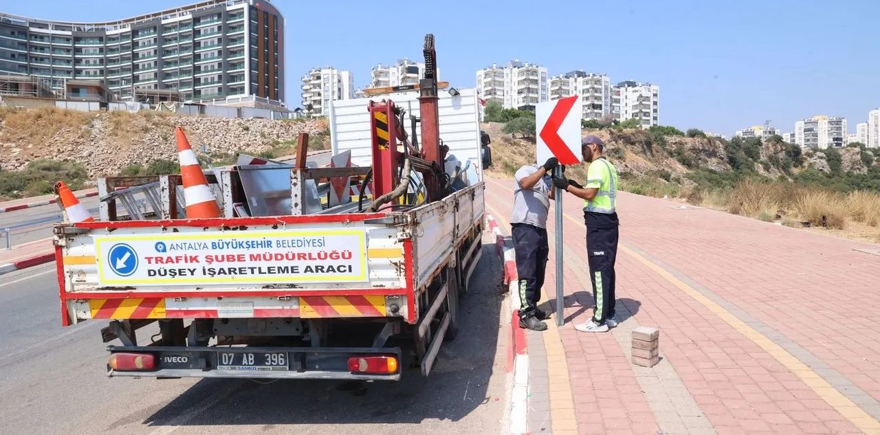 Antalya Büyükşehir Belediyesi Bin 347 Trafik İşaret Levhası ile 57 Sinyalize Kavşak Yenilendi
