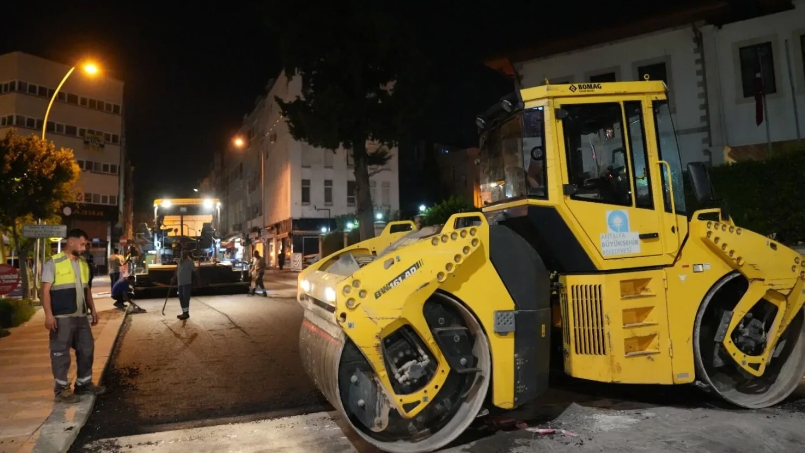 Antalya Büyükşehir'den Gece Operasyonu: 800 Ton Asfalt Serildi - Antalya Haber