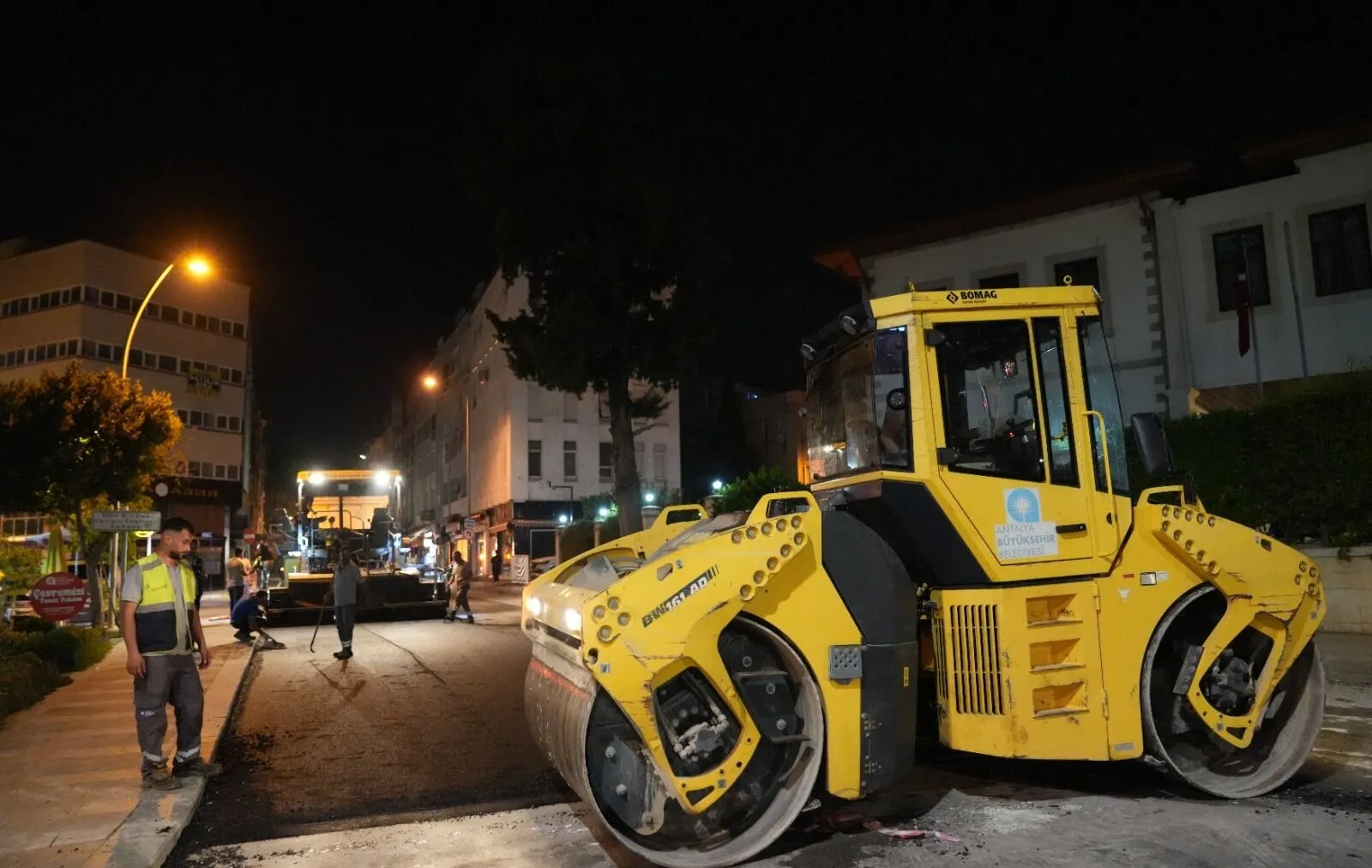Antalya Büyükşehir'den Gece Operasyonu: 800 Ton Asfalt Serildi