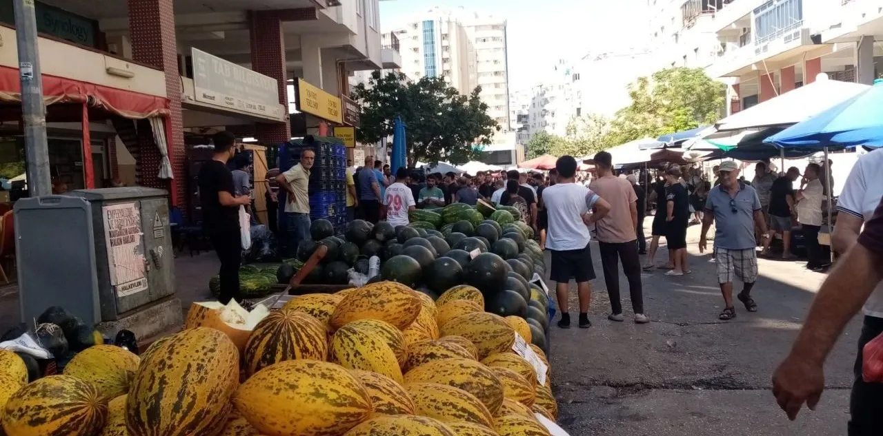 Antalya Cuma Pazarı'nda Esnaf Kavgası! Hakaretler Havada Uçuştu