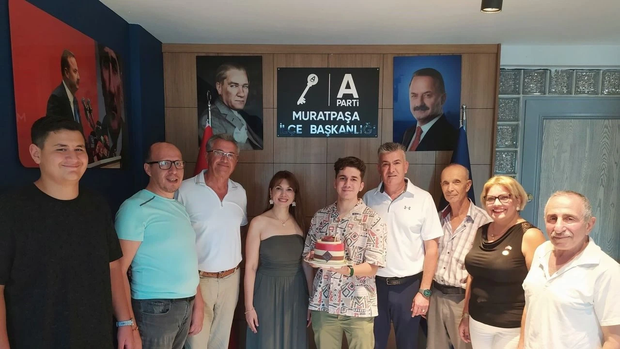 Antalya'da Doğum Günü Kutlaması Siyasete İlk Adımla Noktalandı - Antalya Haber