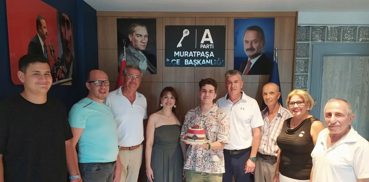 Antalya'da Doğum Günü Kutlaması Siyasete İlk Adımla Noktalandı
