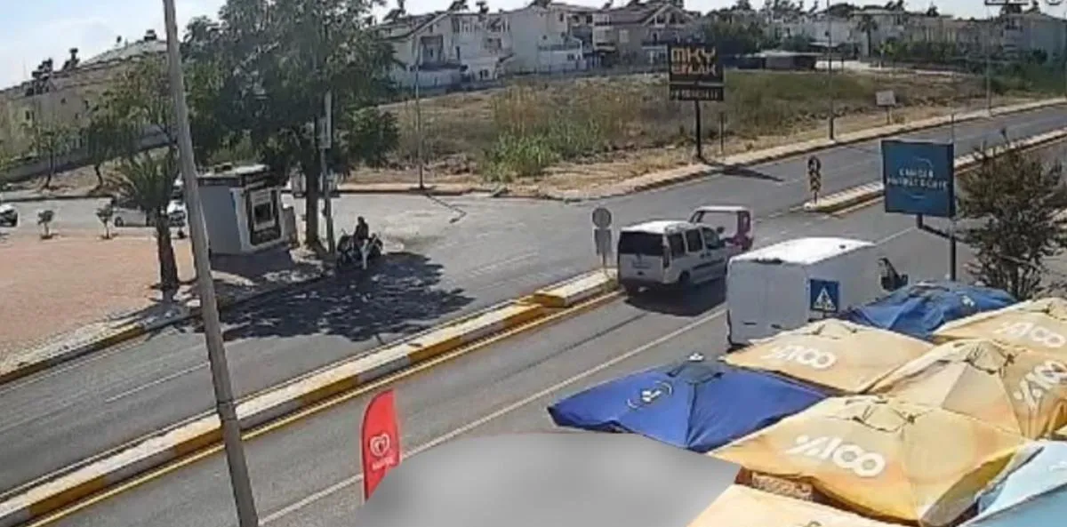 Antalya'da Hafif Ticari Araçla Çarpışan 3 Tekerlekli Motosikletin Sürücüsü Yaralandı
