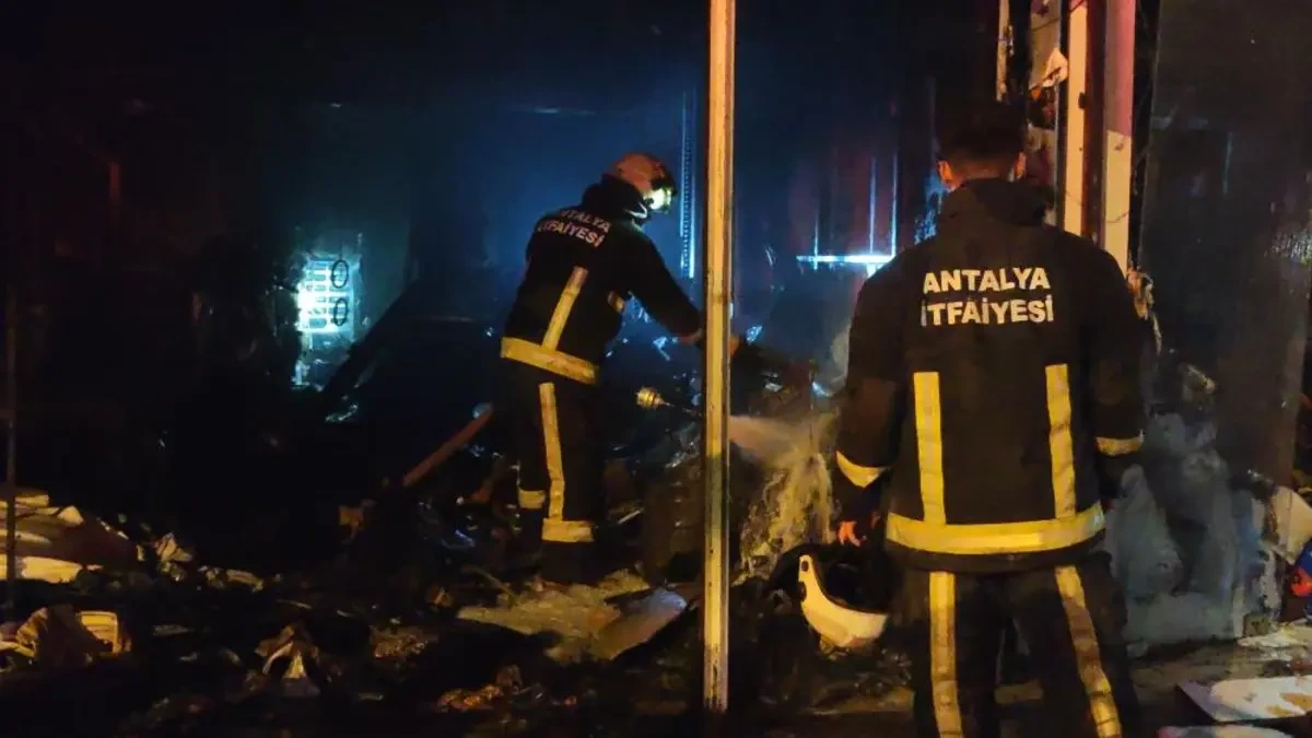 Antalya'da İki İş Yerinde Yangın: Alevler Üst Kattaki Eve de Zarar Verdi - Antalya Haber